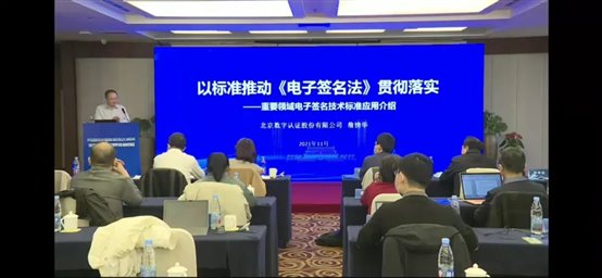 图片包含 室内, 桌子, 房间, 大

描述已自动生成