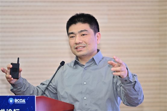 手里拿着男人的照片上写着字

描述已自动生成