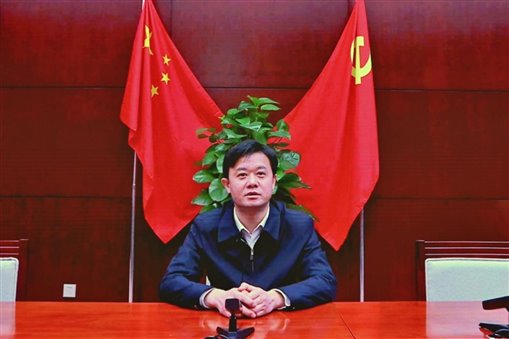 桌子前的人

低可信度描述已自动生成