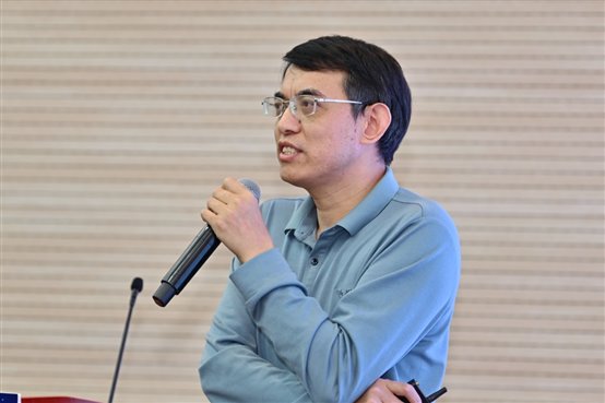 图片包含 人, 男人, 看着, 女人

描述已自动生成