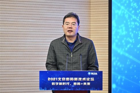屏幕上的男人

描述已自动生成
